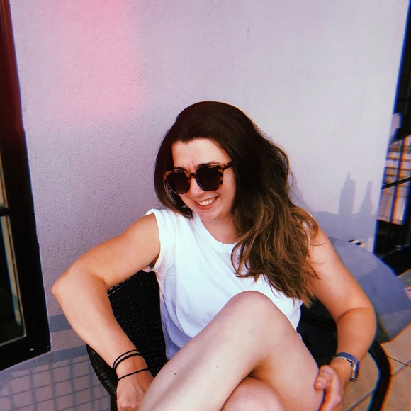 Meet your Posher, Laura - Picture 1 of 1